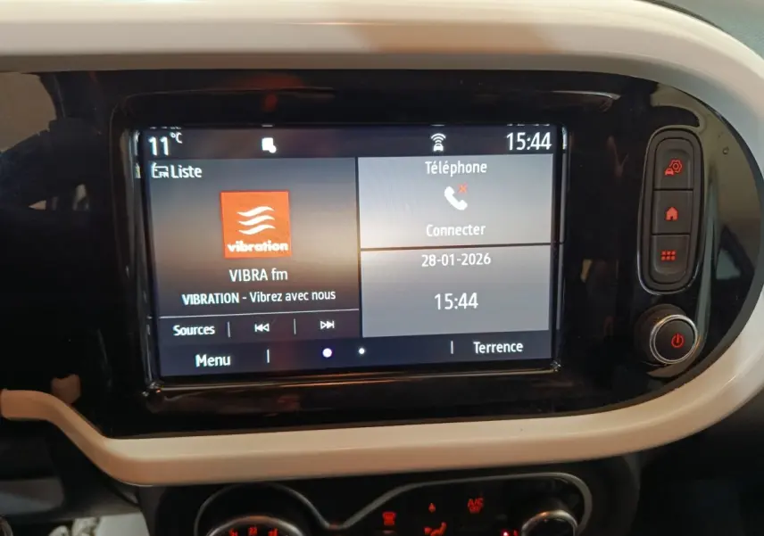 Écran tactile central allumé de la Renault Twingo Zen 2021, entouré de cadre blanc et commandes noires.