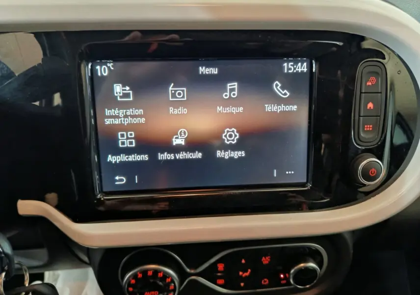 Écran tactile central affichant le menu multimédia dans l’habitacle de la Renault Twingo Zen blanc, vue de face.
