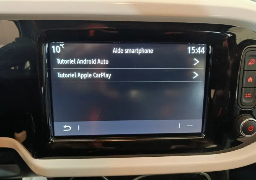 Écran tactile central affichant les tutoriels Android Auto et Apple CarPlay dans une Renault Twingo Zen blanche.