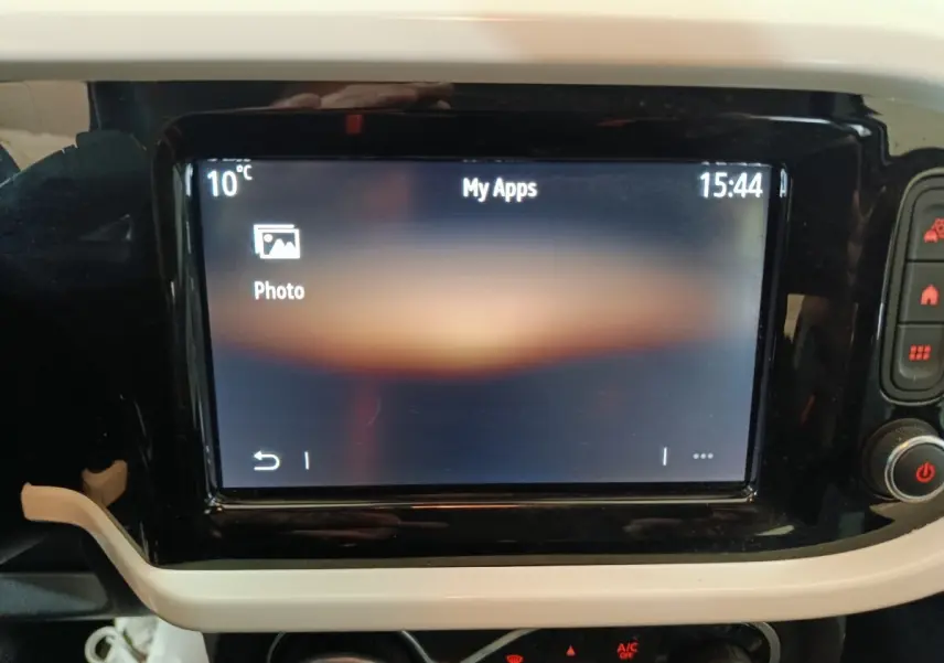 Écran tactile central allumé dans l’habitacle de la Renault Twingo Zen blanc, vue rapprochée du tableau de bord.