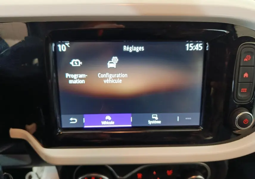 Écran tactile central de la Renault Twingo Zen 2021 blanc affichant le menu Réglages véhicule à 15h45.