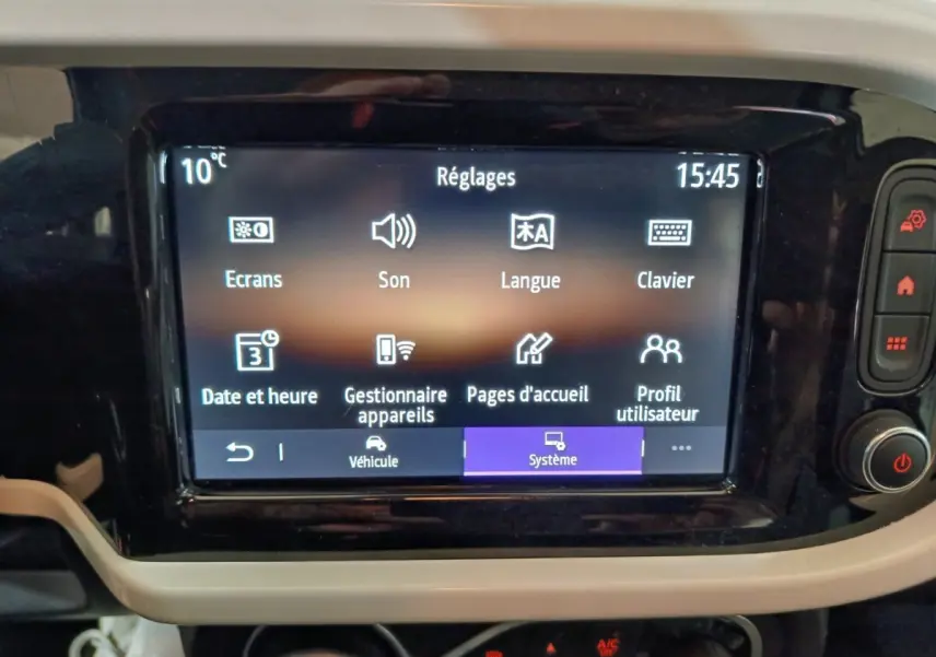Écran tactile central de la Renault Twingo Zen 2021 blanc, affichant le menu Réglages du système.