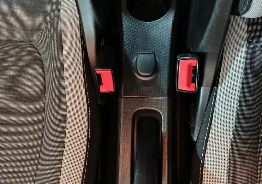 Vue plongeante sur la console centrale noire entre les sièges tissu gris de la Renault Twingo Zen électrique 2021.