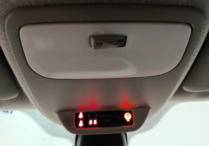 Vue intérieure du plafonnier avec voyants rouges allumés dans une Renault Twingo Zen blanche électrique 2021.