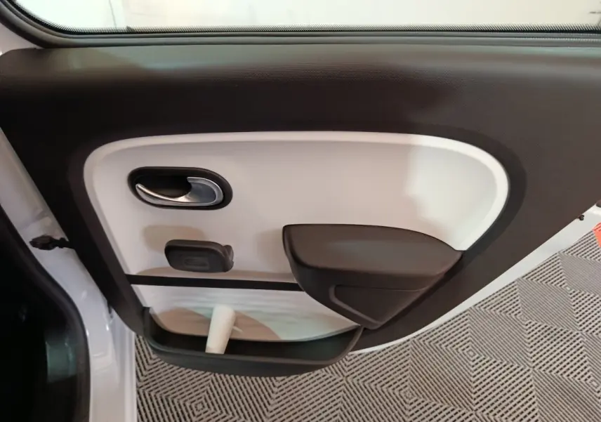 Vue rapprochée de la porte intérieure côté gauche blanche et noire de la Renault Twingo Zen électrique 2021.