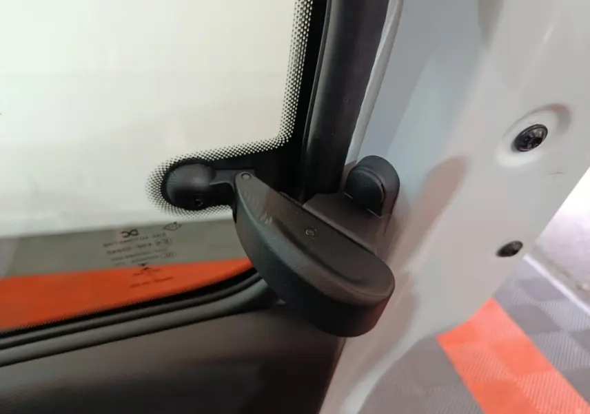 Détail du mécanisme d’ouverture de porte côté intérieur sur Renault Twingo Zen blanc 2021.