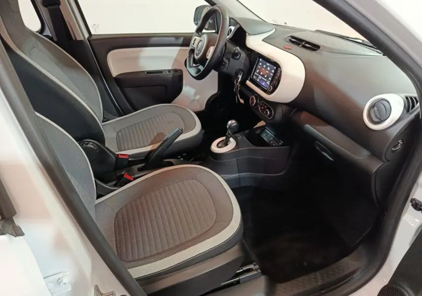 Intérieur avant droit de la Renault Twingo Zen blanche 2021 avec tableau de bord bicolore et écran tactile central.
