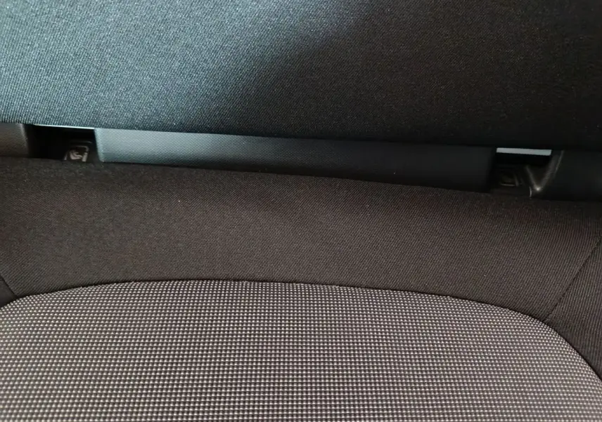 Gros plan sur la banquette arrière noire et grise de la Renault Twingo Zen blanche, vue intérieure.