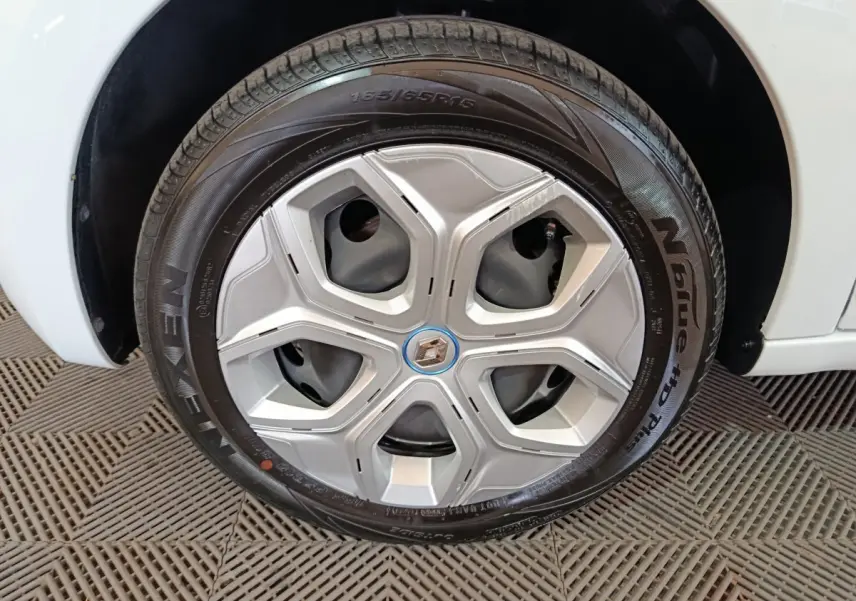 Gros plan sur la roue arrière droite blanche d'une Renault Twingo Zen électrique 2021, avec pneu Nexen visible.