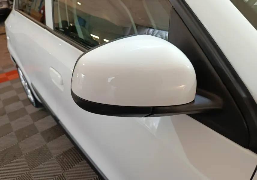 Gros plan sur le rétroviseur côté droit blanc de la Renault Twingo Zen électrique 2021, avec partie noire mate.