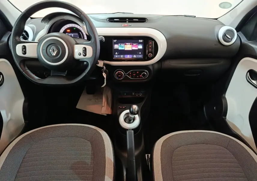 Vue intérieure frontale du tableau de bord et volant noir et blanc de la Renault Twingo Zen électrique blanche 2021.