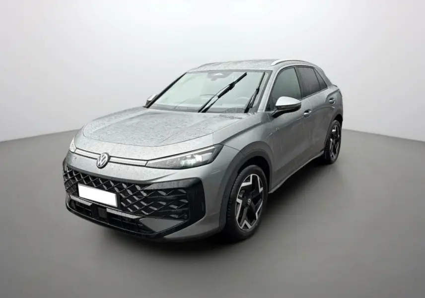 Volkswagen T-Roc ETSI 150 DSG7 R-Line gris loup, vue 3/4 avant sous la pluie avec jantes alu noires.