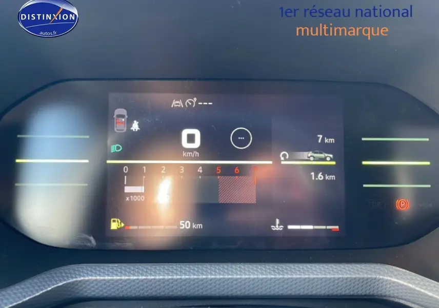 Vue rapprochée du tableau de bord numérique du Dacia Duster 2026, affichant vitesse, compte-tours et autonomie.