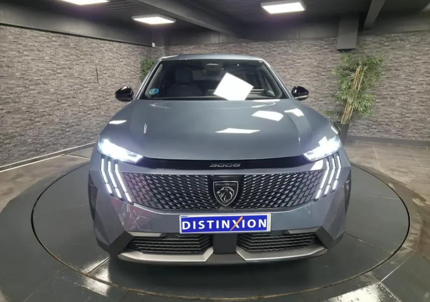 Vue avant d’un Peugeot 3008 bleu avec feux LED 3 griffes allumés et calandre noire brillante.