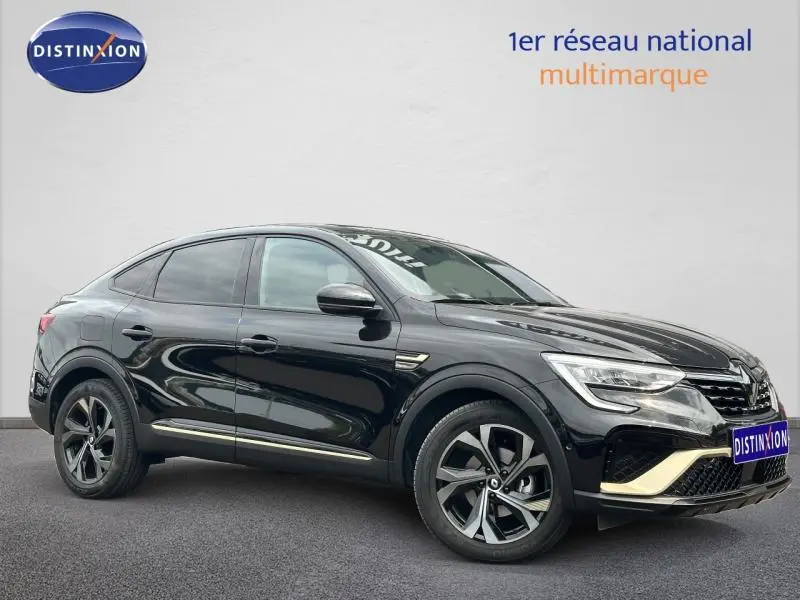 Renault Arkana noir métal en 3/4 avant droit, SUV hybride avec jantes alliage et phares LED distinctifs.