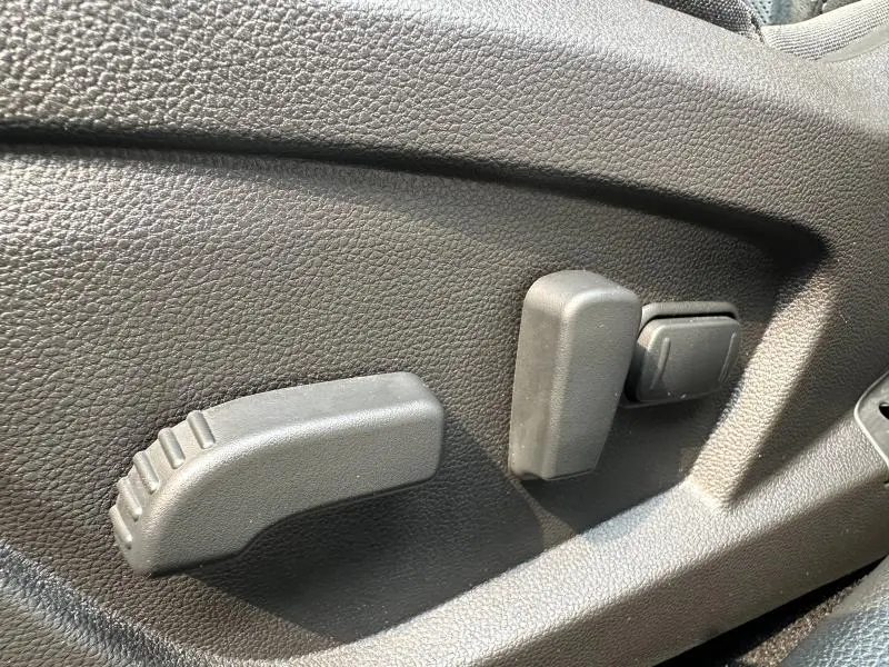 Gros plan sur les commandes de réglage électrique du siège conducteur du Renault Arkana noir métal 2023.