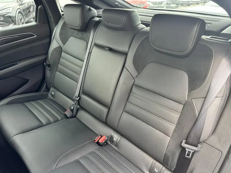 Vue intérieure des sièges arrière noirs en cuir et suédine du Renault Arkana 2023 esprit Alpine.