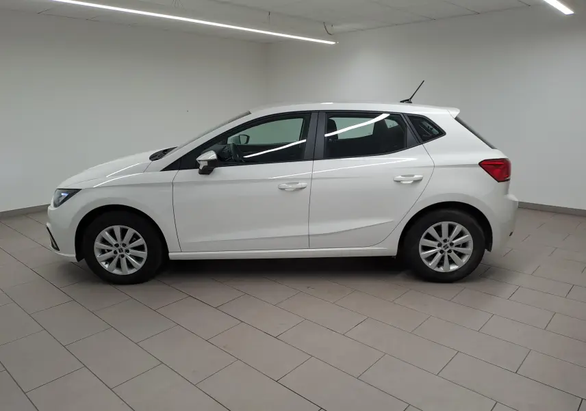 Vue latérale gauche d'une SEAT Ibiza 2023 blanc candy, finition Style Business, avec jantes alliage et lignes épurées.
