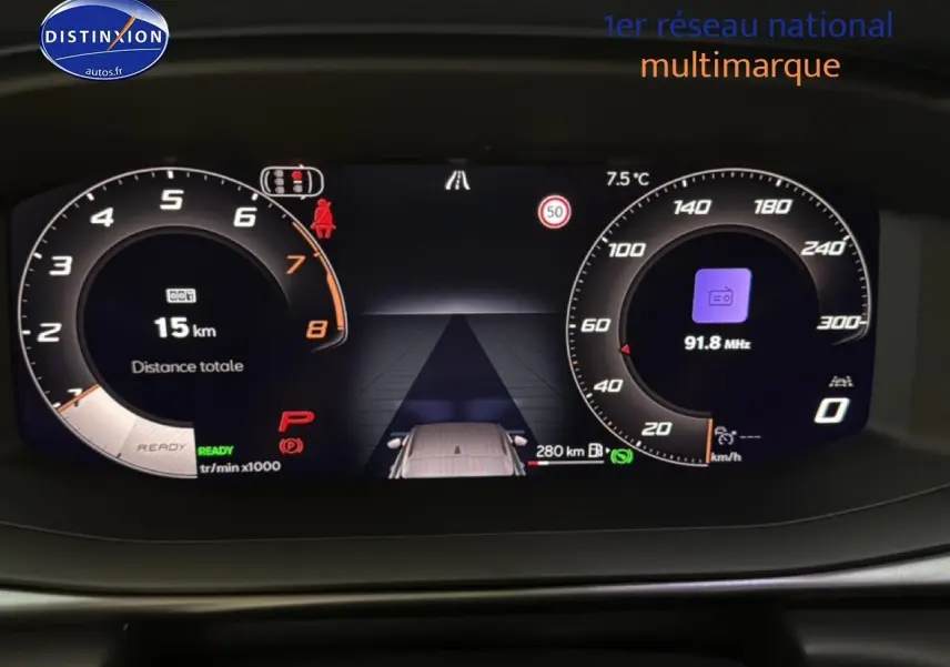 Tableau de bord numérique du CUPRA TERRAMAR gris, affichage vitesse et compte-tours en vue frontale rapprochée.