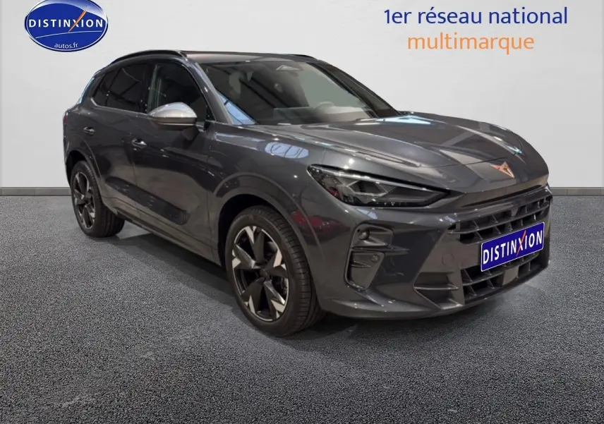 Vue 3/4 avant du CUPRA TERRAMAR gris 2025 avec jantes alu noires et rétroviseurs argentés.