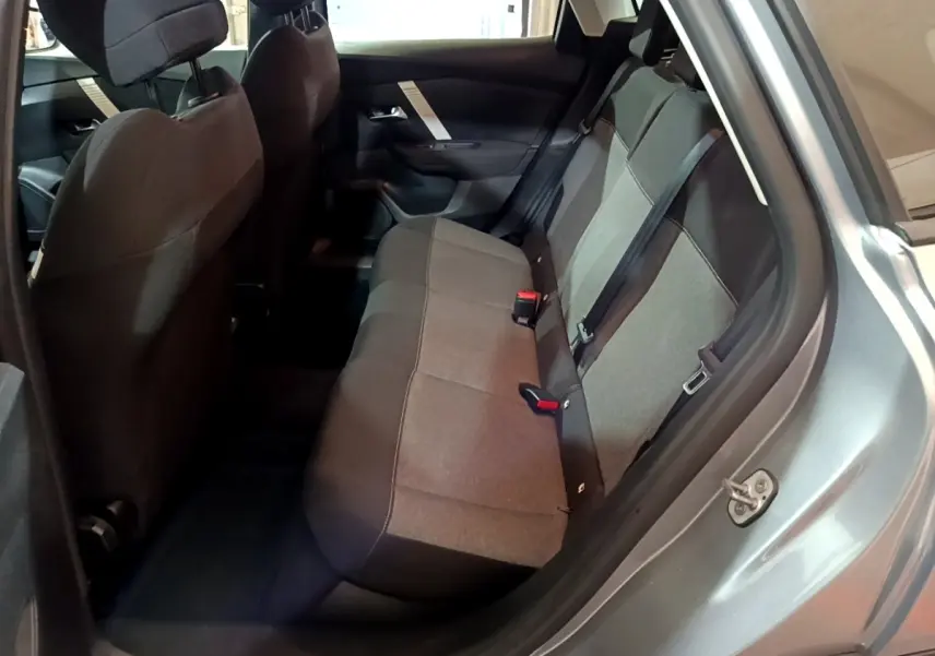 Vue côté droit de la banquette arrière grise de la Citroën C4 2021 avec portes ouvertes et ceintures visibles.