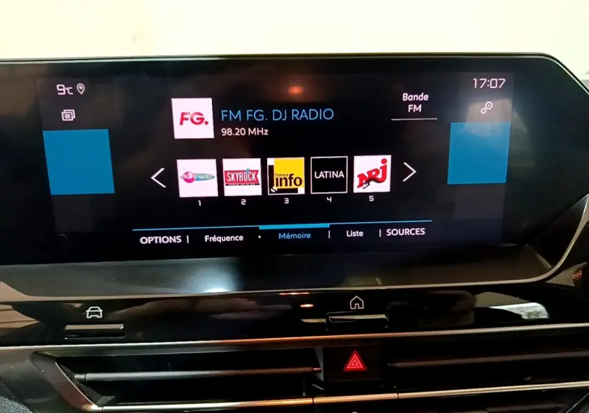 Écran tactile central du tableau de bord de la Citroën C4 2021 affichant les stations radio FM.