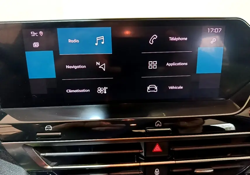 Écran tactile central de la Citroën C4 2021 affichant radio, navigation et applications, vue intérieure frontale.