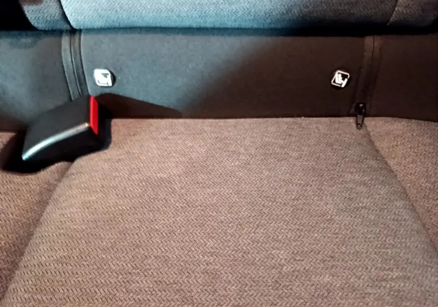 Détail de la banquette arrière grise de la Citroën C4 avec fixation Isofix et ceinture de sécurité visible.