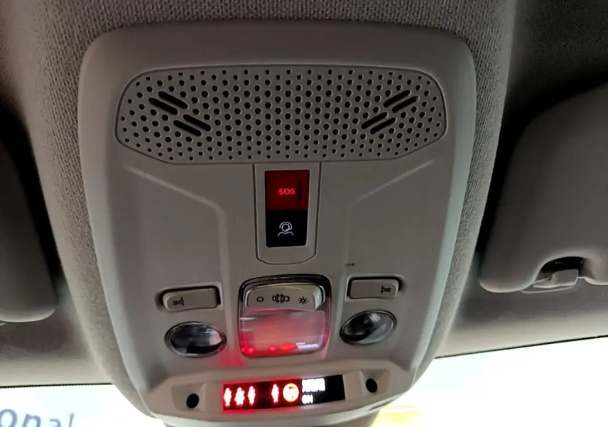 Plafonnier intérieur avec commandes d’éclairage et bouton SOS, dans une Citroën C4 gris foncé, vue de dessous.