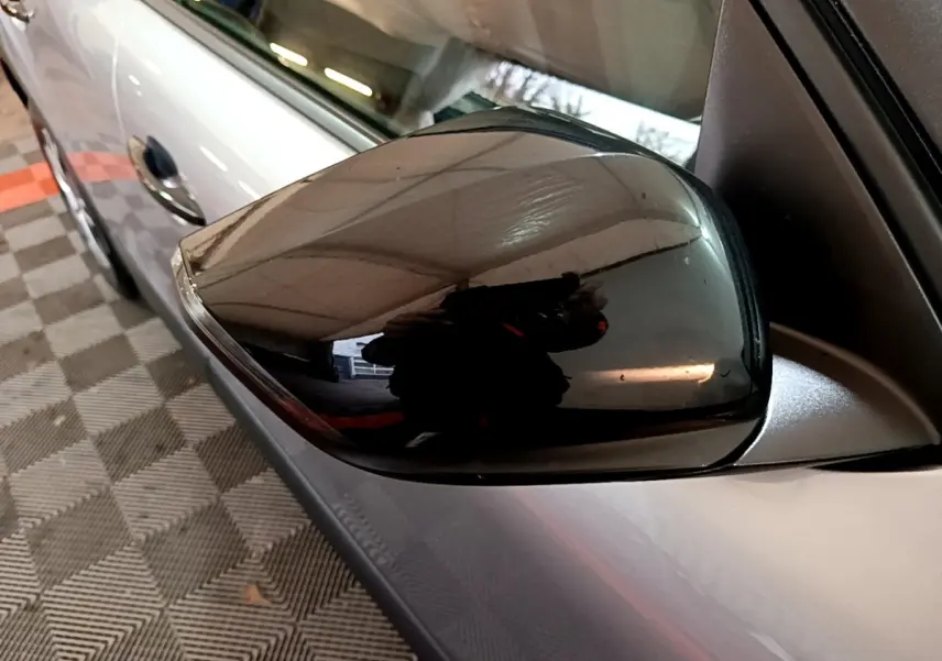 Rétroviseur extérieur droit gris foncé de Citroën C4 2021, avec clignotant intégré et caméra visible.