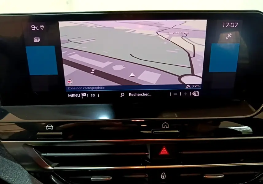 Écran tactile central affichant la navigation 3D dans l’habitacle d’une Citroën C4 gris foncé, vue de face.