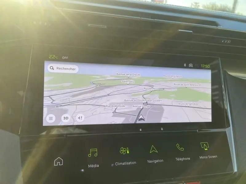 Vue rapprochée de l'écran tactile du tableau de bord du Peugeot 408 Hybrid 2024, affichant la navigation GPS.