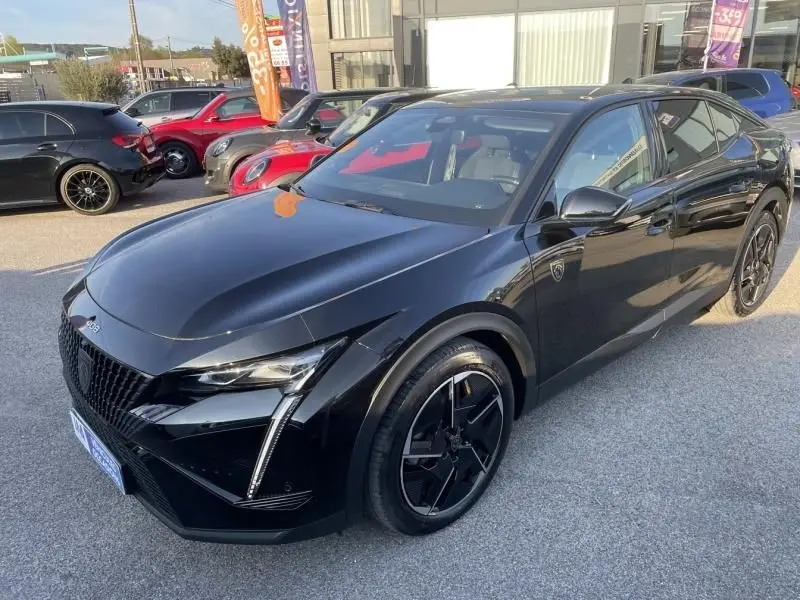 Peugeot 408 Hybrid 136 cv GT noir métal vue 3/4 avant droit avec jantes noires et détails sportifs visibles.