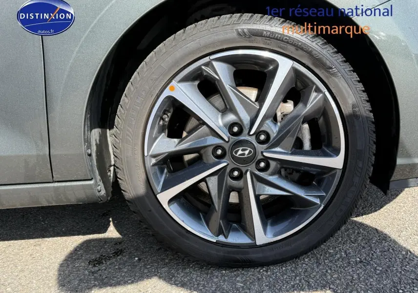 Gros plan sur la jante alu gris anthracite côté avant gauche d'une Hyundai i30 2024 hybride.