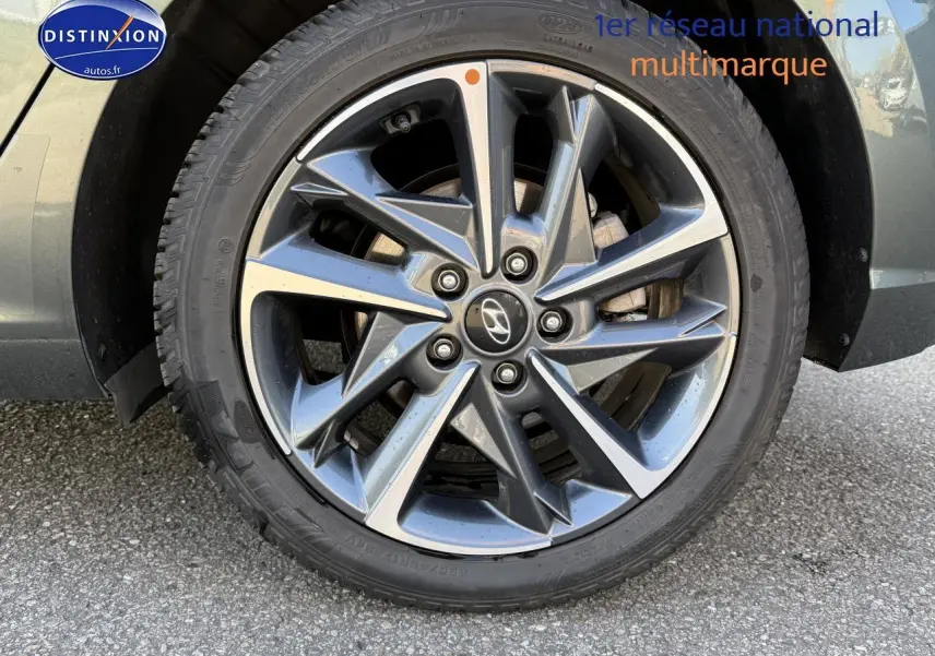 Gros plan sur la jante alu gris anthracite de la roue avant droite d'une Hyundai i30 2024 hybride.