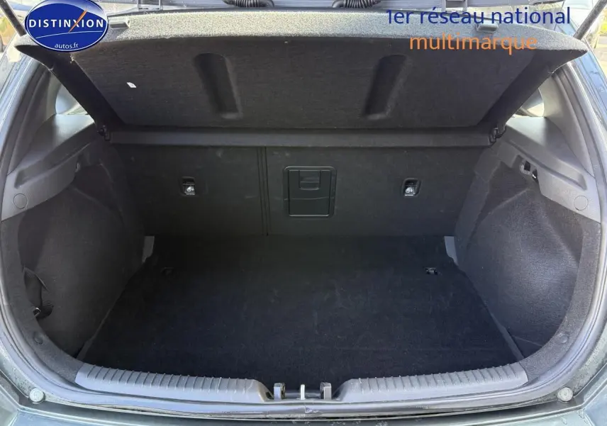 Coffre ouvert vu de l'arrière d'une Hyundai i30 gris anthracite 2024, intérieur noir spacieux et propre.