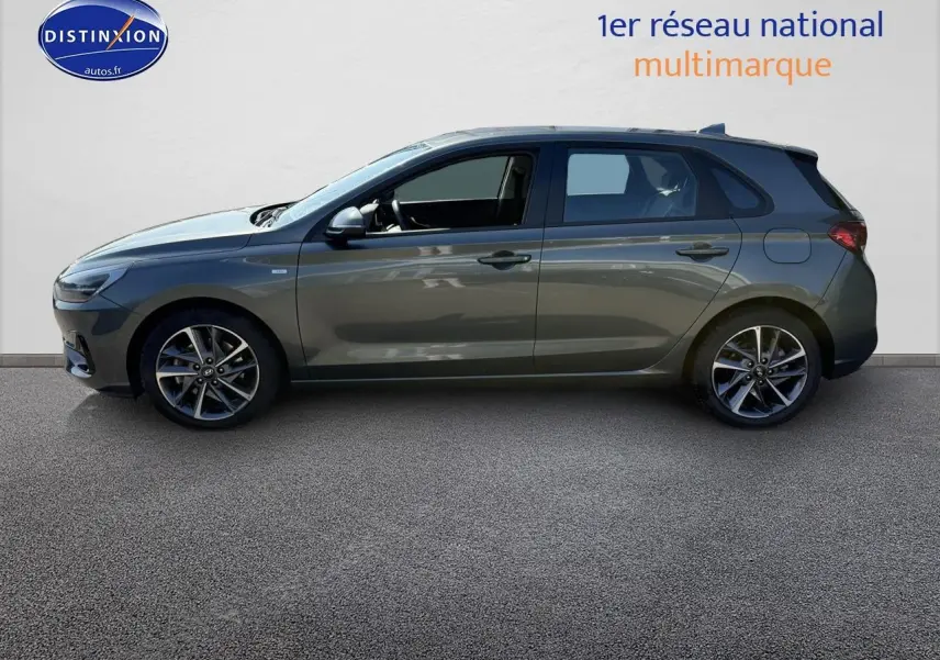 Profil côté gauche d'une Hyundai i30 gris anthracite 2024 avec jantes alliage et vitres teintées.
