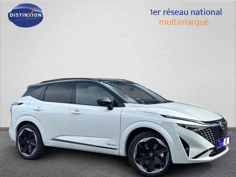 Nissan Qashqai e-POWER 190ch N-Design blanc en 3/4 avant droit avec toit noir et jantes noires distinctives.