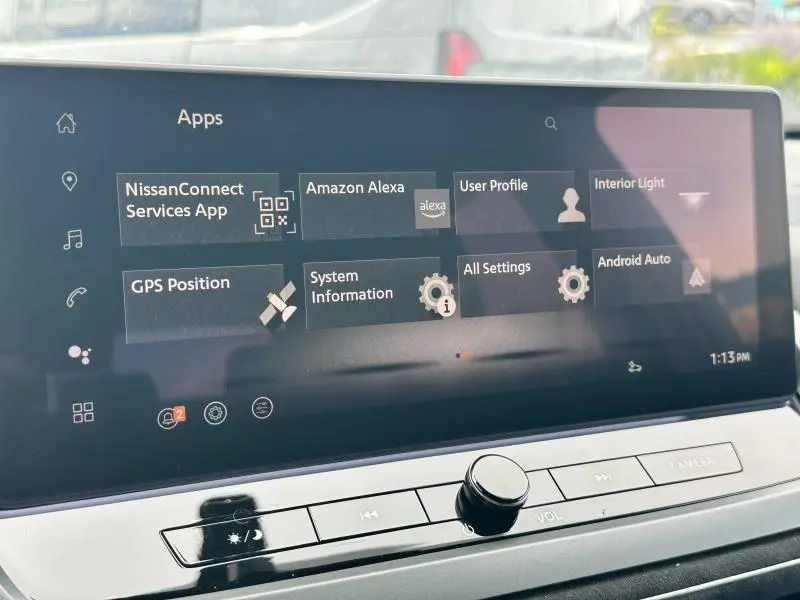 Écran tactile central du Nissan Qashqai e-POWER 190ch N-Design 2025 affichant les applications connectées.