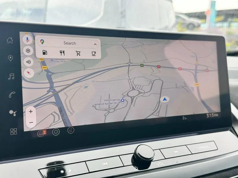 Vue rapprochée de l'écran tactile du Nissan Qashqai e-POWER 2025 affichant la navigation GPS en intérieur lumineux.