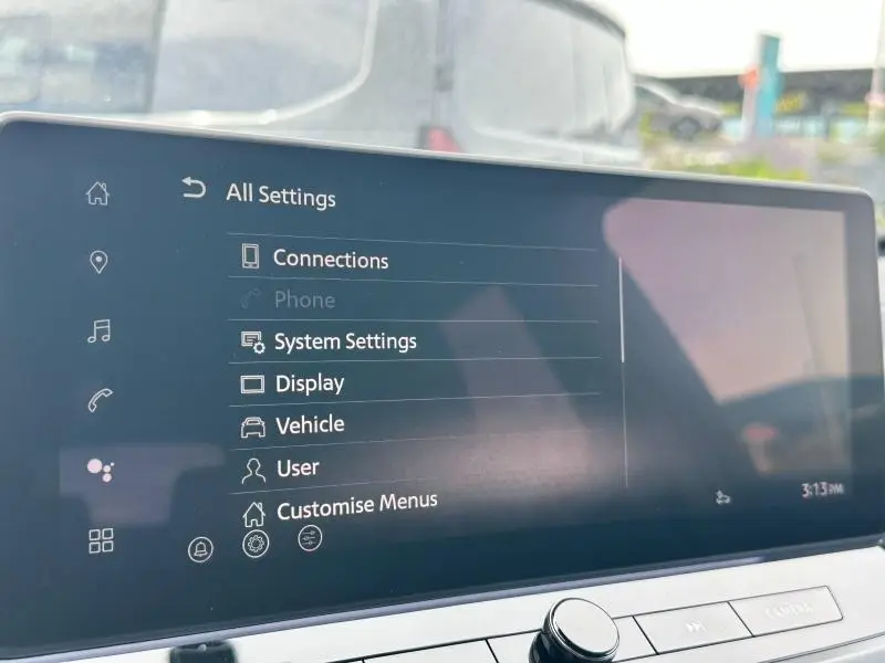 Écran tactile central du Nissan Qashqai e-POWER 190ch N-Design 2025 affichant les réglages système en intérieur lumineux.