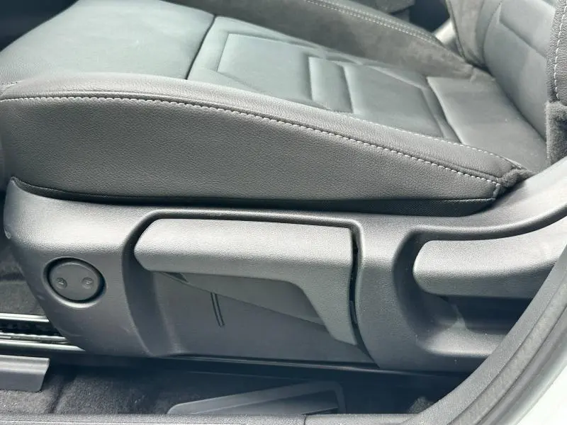 Détail du siège avant en tissu noir du Nissan Qashqai e-POWER 190ch N-Design 2025, côté gauche.