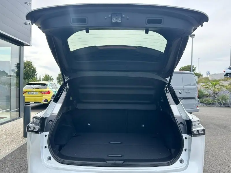 Coffre ouvert vue arrière d'un Nissan Qashqai e-POWER 190ch N-Design blanc, espace de chargement spacieux visible.