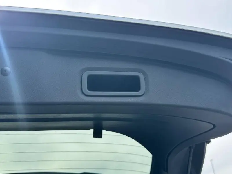 Poignée intérieure noire du hayon du Nissan Qashqai e-POWER 190ch N-Design 2025 vue en gros plan depuis l'arrière.