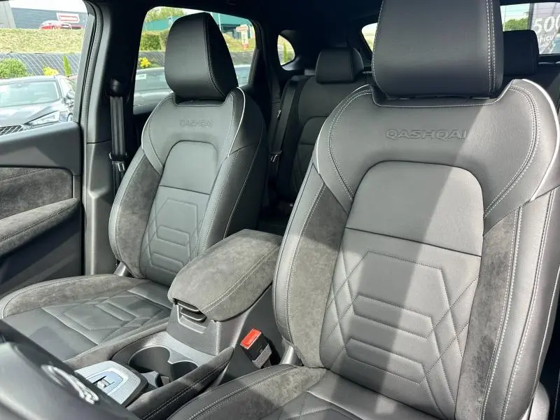 Vue intérieure rapprochée des sièges avant noirs en cuir et alcantara du Nissan Qashqai e-POWER 2025 N-Design.
