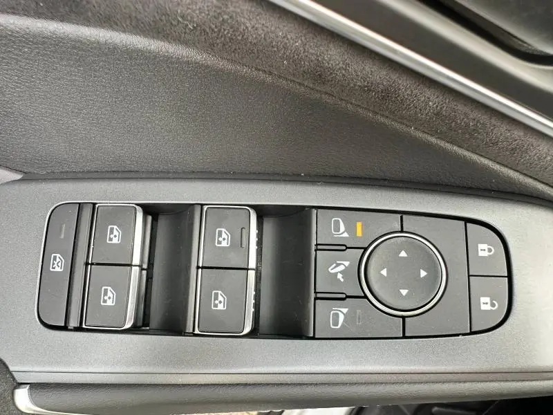 Panneau de commandes des vitres et rétroviseurs côté conducteur du Nissan Qashqai e-POWER 190ch N-Design 2025, intérieur noir.