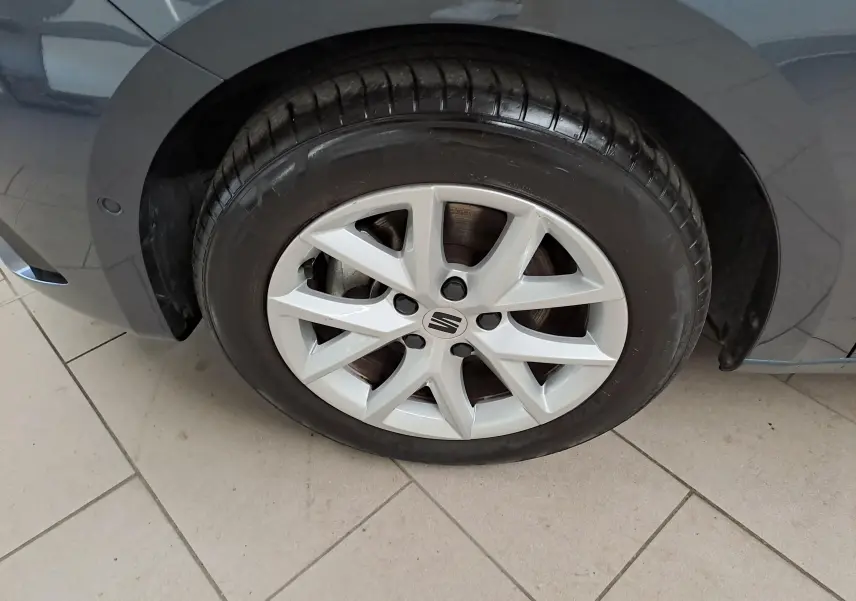 Gros plan sur la roue avant gauche du SEAT LEON gris magnétique 2025 avec jante alliage et carrosserie brillante.