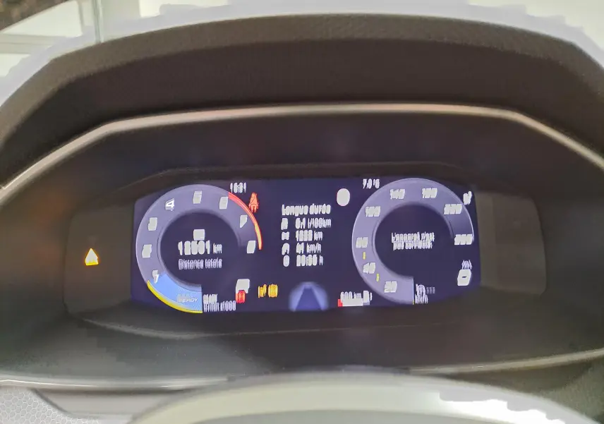 Tableau de bord numérique du SEAT LEON 1.5 eTSI Hybrid 2025 affichant la vitesse, le kilométrage et les alertes.