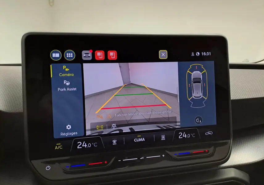 Écran tactile intérieur montrant la caméra de recul active du SEAT LEON gris magnétique avec affichage des capteurs de proximité.