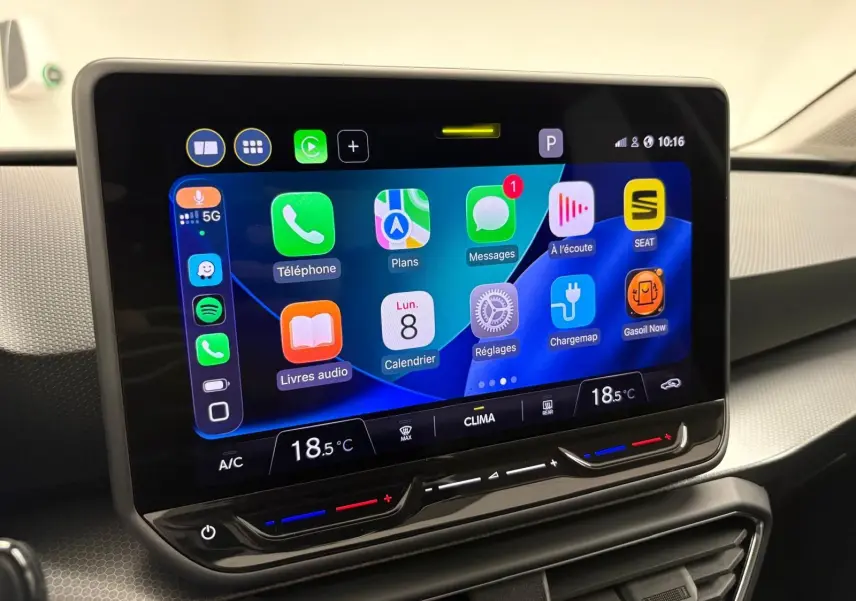 Écran tactile central affichant l’interface multimédia dans l’habitacle d’une SEAT LEON 1.5 eTSI Hybrid 2025.